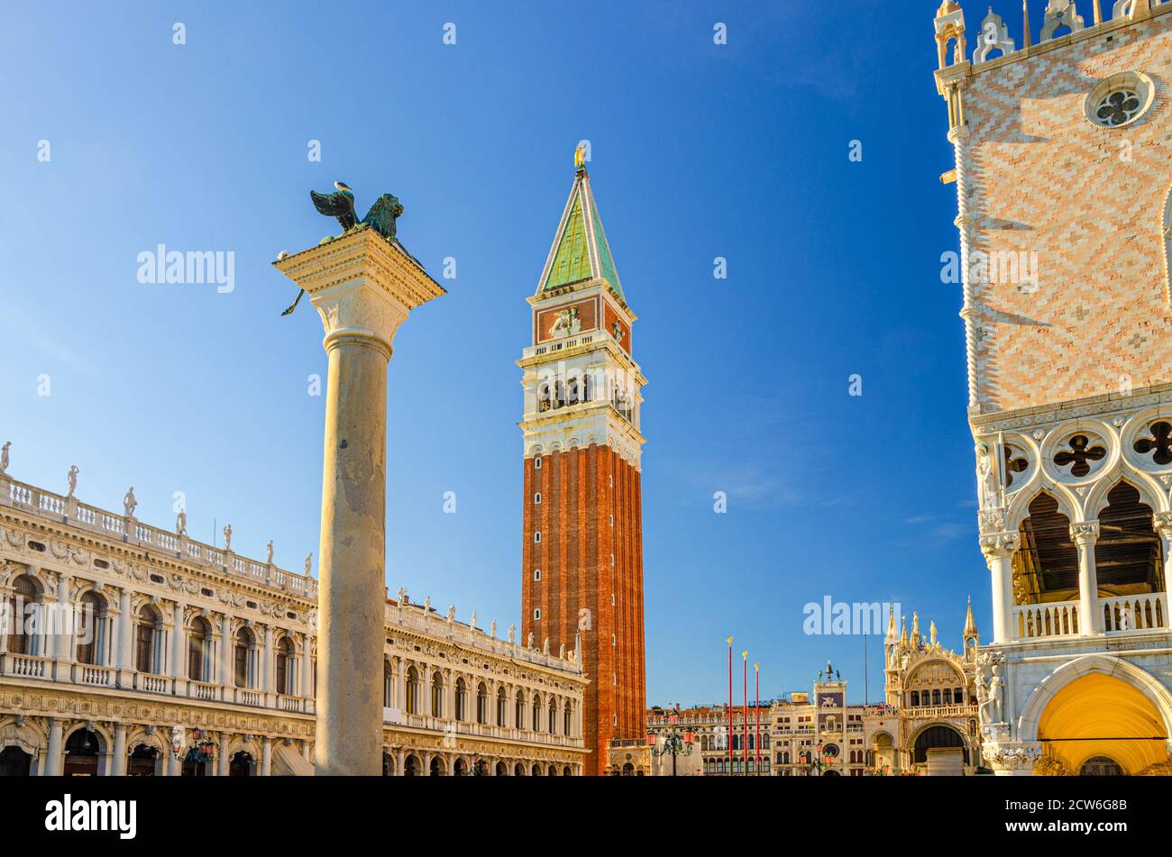 Paisaje urbano de Venecia con campanario Campanile, Biblioteca Marciana o Biblioteca de San Marcos y León de Venecia columna en la Plaza San Marcos de Piazzetta San Marco, Región del Véneto, Norte de Italia Foto de stock