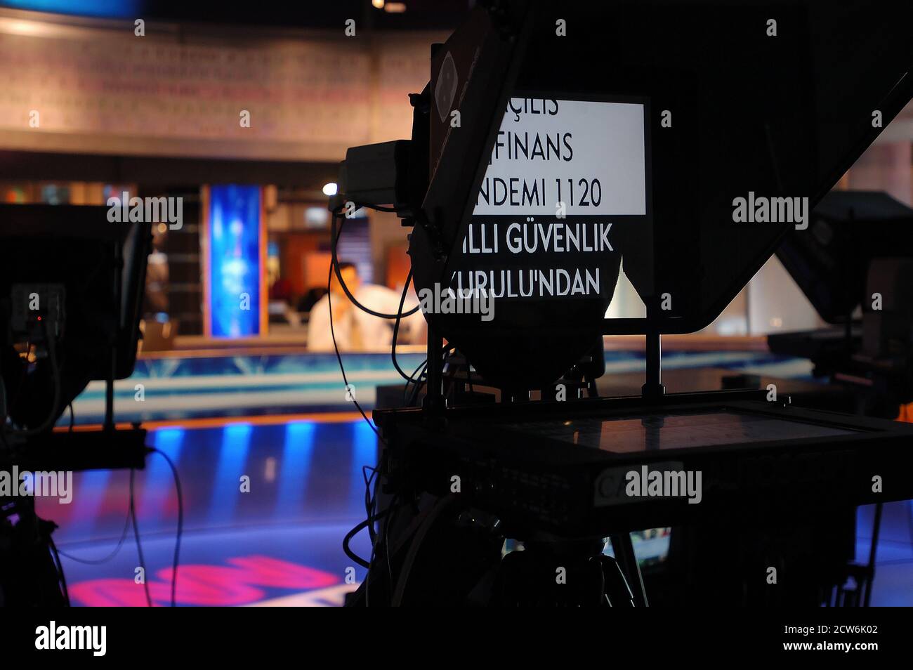 Estudio de noticias CNN Istanbul TV. Entre bastidores. El reportero y las cámaras están listos y el teleprompter está encendido Foto de stock