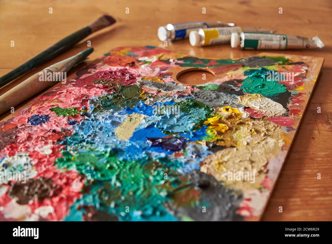 Paleta de colores de colores. Primer plano de una paleta de colores  artesanales con colores acrílicos Fotografía de stock - Alamy