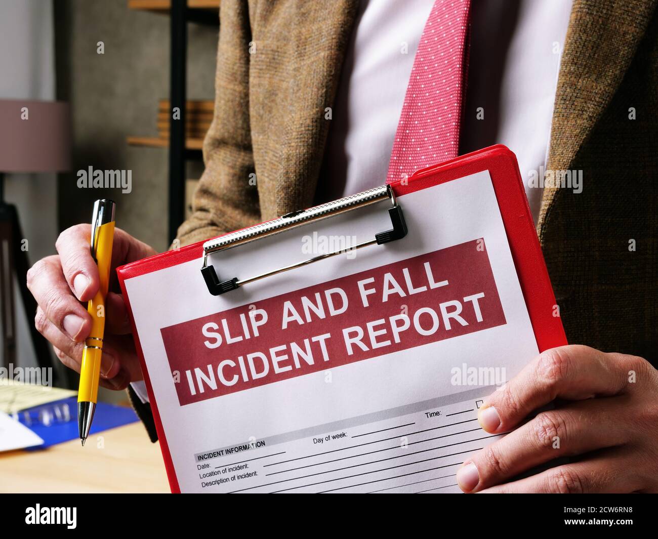 El abogado ofrece un formulario de informe de accidentes de resbalones y caídas. Foto de stock