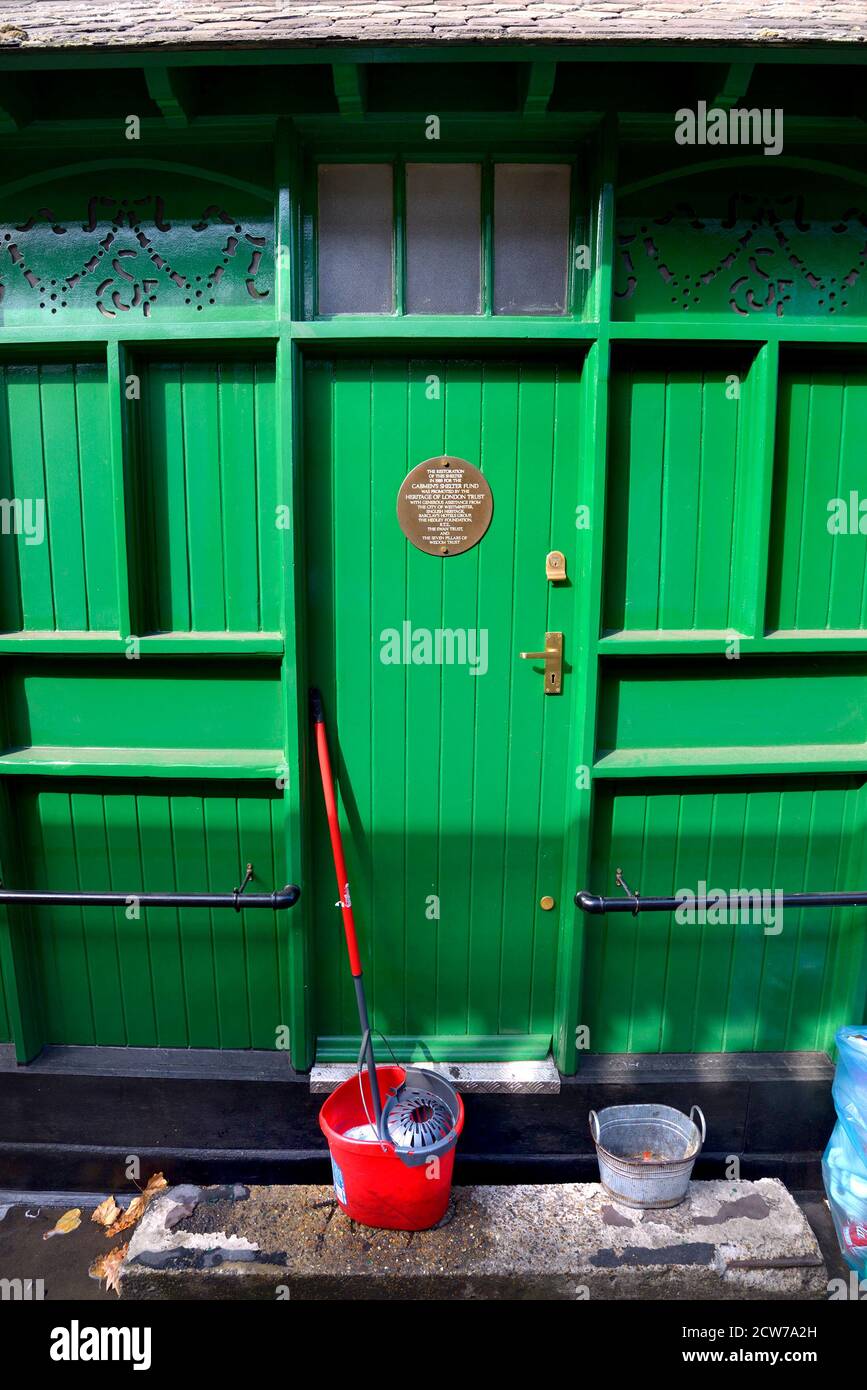 Londres, Inglaterra, Reino Unido. Materiales de limpieza en la puerta de un Refugio de Cabmen - proporcionando refrescos para los taxistas Foto de stock