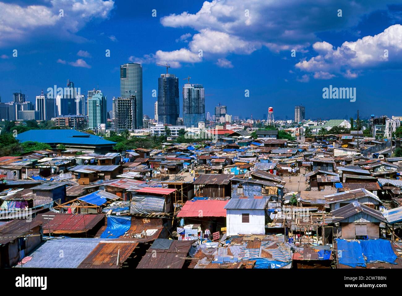 Contraste entre los rascacielos de Makati y la ciudad de Guadalupe Shanty, Metro Manila, Filipinas Foto de stock