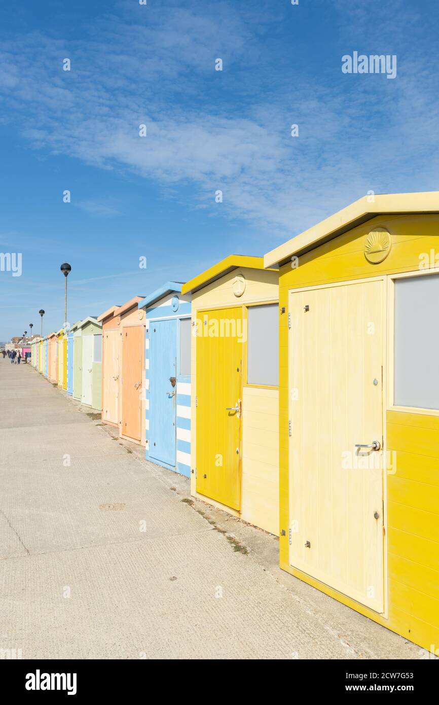 Coloridas cabañas en la playa de Seaford. Seaford, East Sussex, Inglaterra, Reino Unido Foto de stock