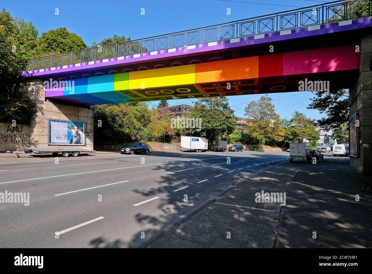 El Lego Bridge 2.0 o Rainbow Bridge es un puente de viga de hormigón sobre  Wuppertal-Langerfeld. Desarrollado por el graffiti y el artista de  streetart Martin Heuwold Fotografía de stock - Alamy