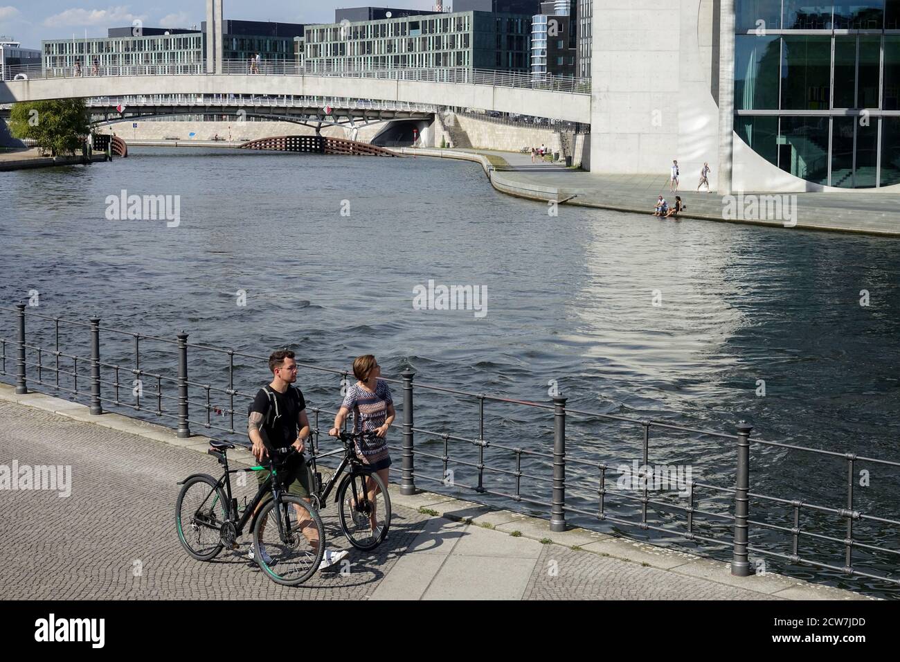 Berlín spree River bike Ciudad vida Alemania turistas gente ciclismo Foto de stock