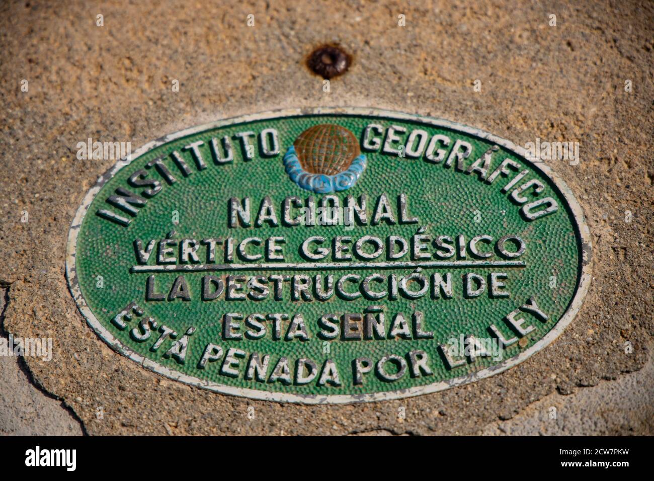 Punto geodésico conocido como Estación de Triangulación en el faro de Punta Sarnella, Puerto de la Selva, Costa Brava, Cataluña, España Foto de stock