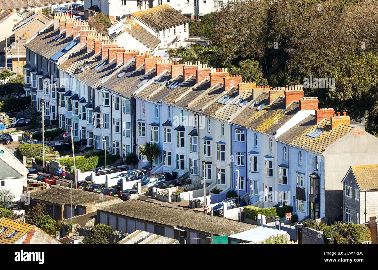 Fila de casas de terraza pintadas, Isla de Portland, Dorset, Reino Unido Foto de stock