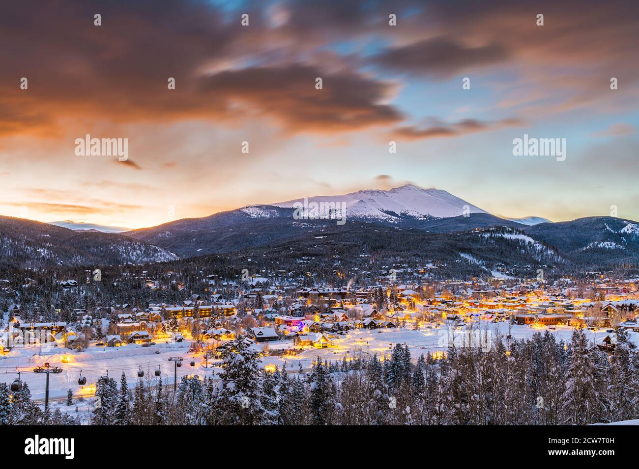 Breckenridge, Colorado, ciudad de EE.UU. Horizonte en invierno al atardecer. Foto de stock