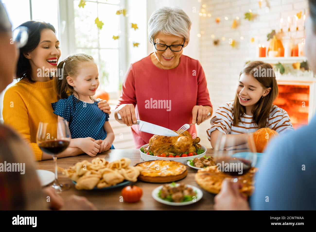 Feliz día de Acción de Gracias! Fiesta de otoño. Familia sentada en la mesa  y celebrando el día de fiesta. Abuelos, madre, padre e hijos. Cena  tradicional Fotografía de stock - Alamy