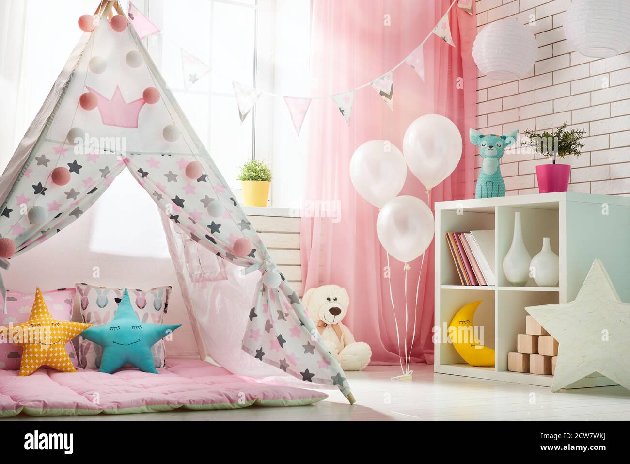 Amplia habitación para niños con tienda de campaña para niña Fotografía de  stock - Alamy