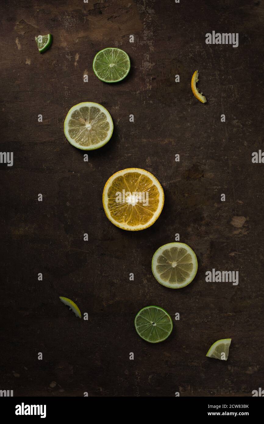 Rodajas de naranja, limón y lima en la mesa de madera Grunge Foto de stock