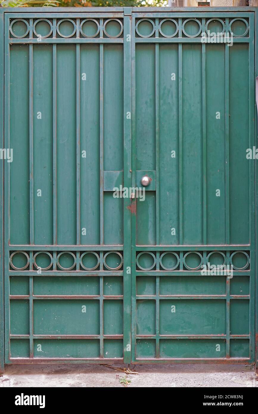 Doble puerta de metal verde puertas cerradas Fotografía de stock - Alamy