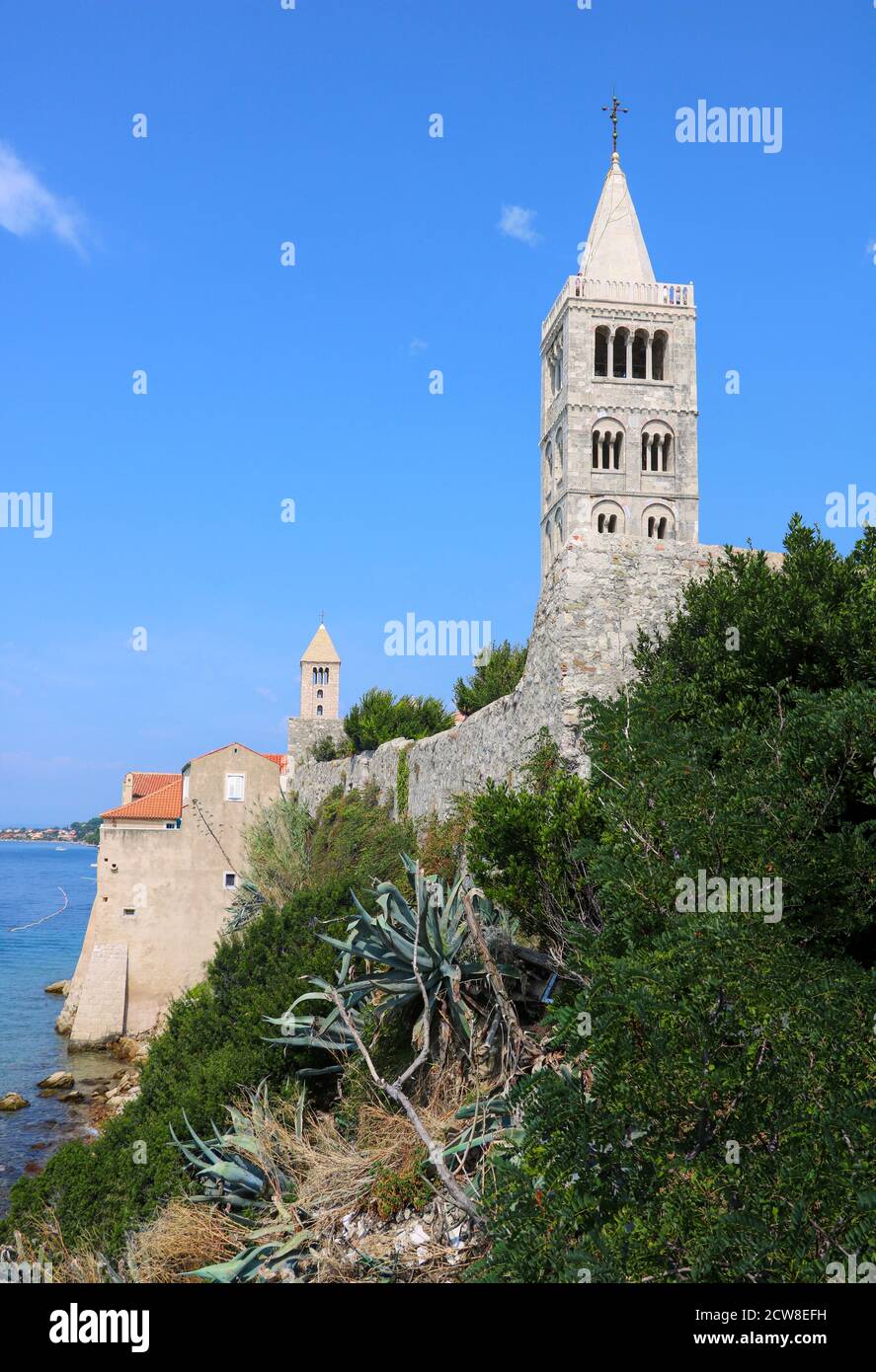 Vista de la iglesia de la isla Rab Croacia Foto de stock