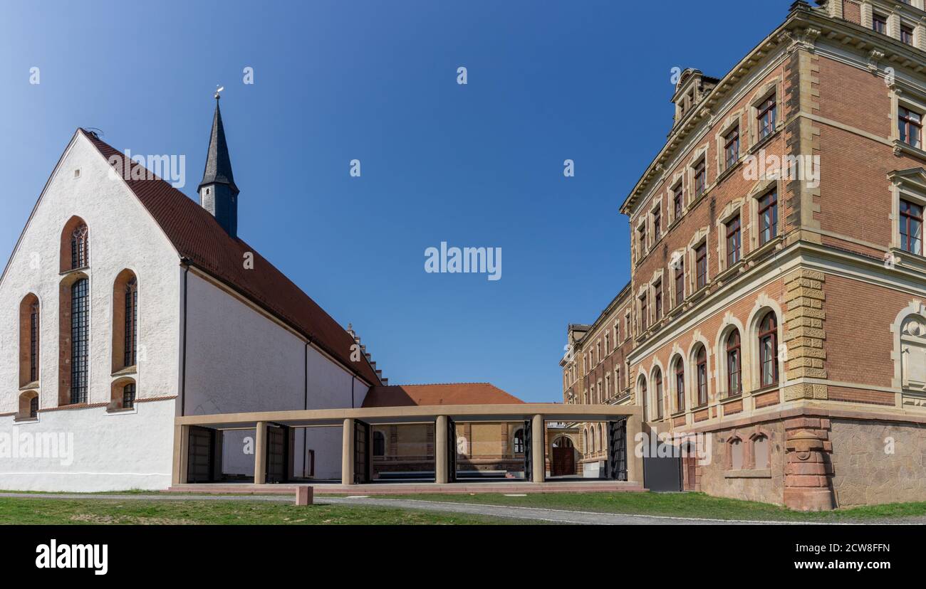 Grimma, Sajonia / Alemania - 11 de septiembre de 2020: Protección contra inundaciones y puertas en la escuela de internado y la iglesia de San Agustín en Grimma Foto de stock