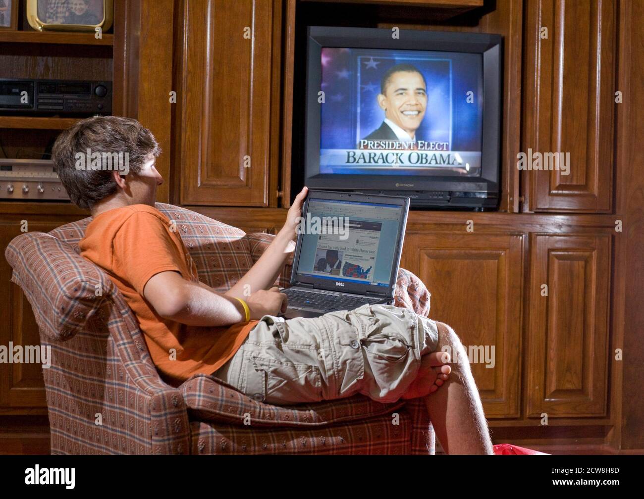 Austin, Texas 4 de noviembre de 2008: El estudiante de secundaria (14) monitorea los resultados de las elecciones en Internet y la televisión durante la victoria histórica de Barack Obama como Presidente de los Estados Unidos el 4 de noviembre de 2008. ©Bob Daemmrich Foto de stock
