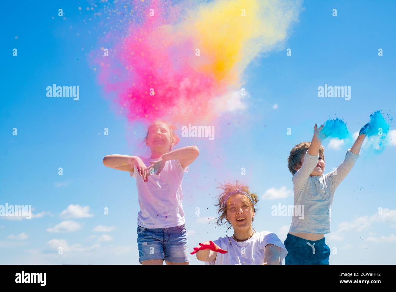 Niños pintados en los colores de Holi festival. Foto de stock