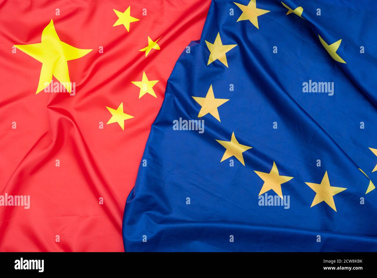Real bandera de tela natural de China o Bandera Nacional de La República Popular China y la bandera de la Unión Europea como textura o fondo Foto de stock