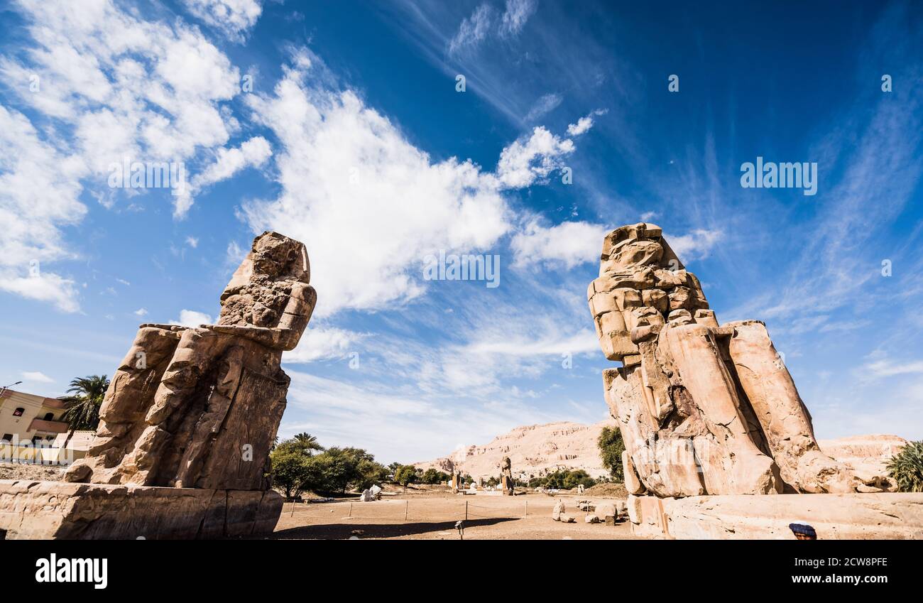 Los Colossi de Memnon son dos estatuas de piedra gigantes del faraón Amenhotep III Luxor