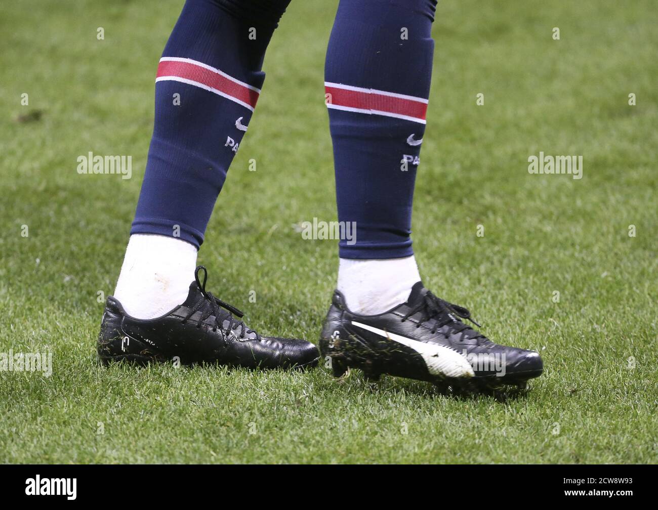 Neymar Jr. Del PSG con sus nuevos zapatos Puma El campeonato francés Ligue 1 partido de fútbol entre Stade de Reims y París Saint-Germain en el se Fotografía de stock -