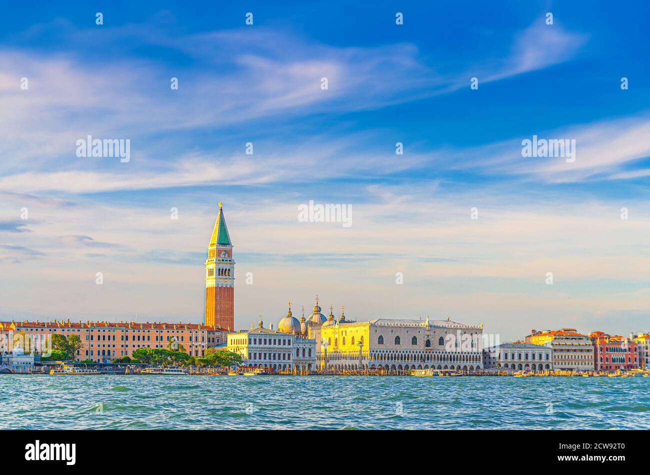 Paisaje urbano de Venecia con la cuenca de San Marco de agua de la laguna veneciana, Procuratie Vecchie, campanario Campanile, Biblioteca Marciana y Palacio Ducal de Doge edificio Palazzo Ducale, Región Veneto, Italia Foto de stock