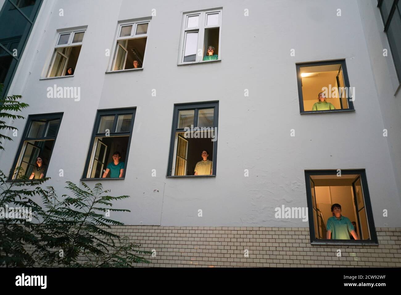 Berlín, Alemania. 28 de septiembre de 2020. El Coro joven del Deutsche Oper Berlin canta desde las ventanas del Deutsche Oper al inicio del ensayo fotográfico de la pieza 'Waldesruh - Ein Zeltlager ohne Bäume'. La obra celebrará su estreno el 02 de octubre de 2020. Crédito: Jörg Carstensen/dpa/Alamy Live News Foto de stock