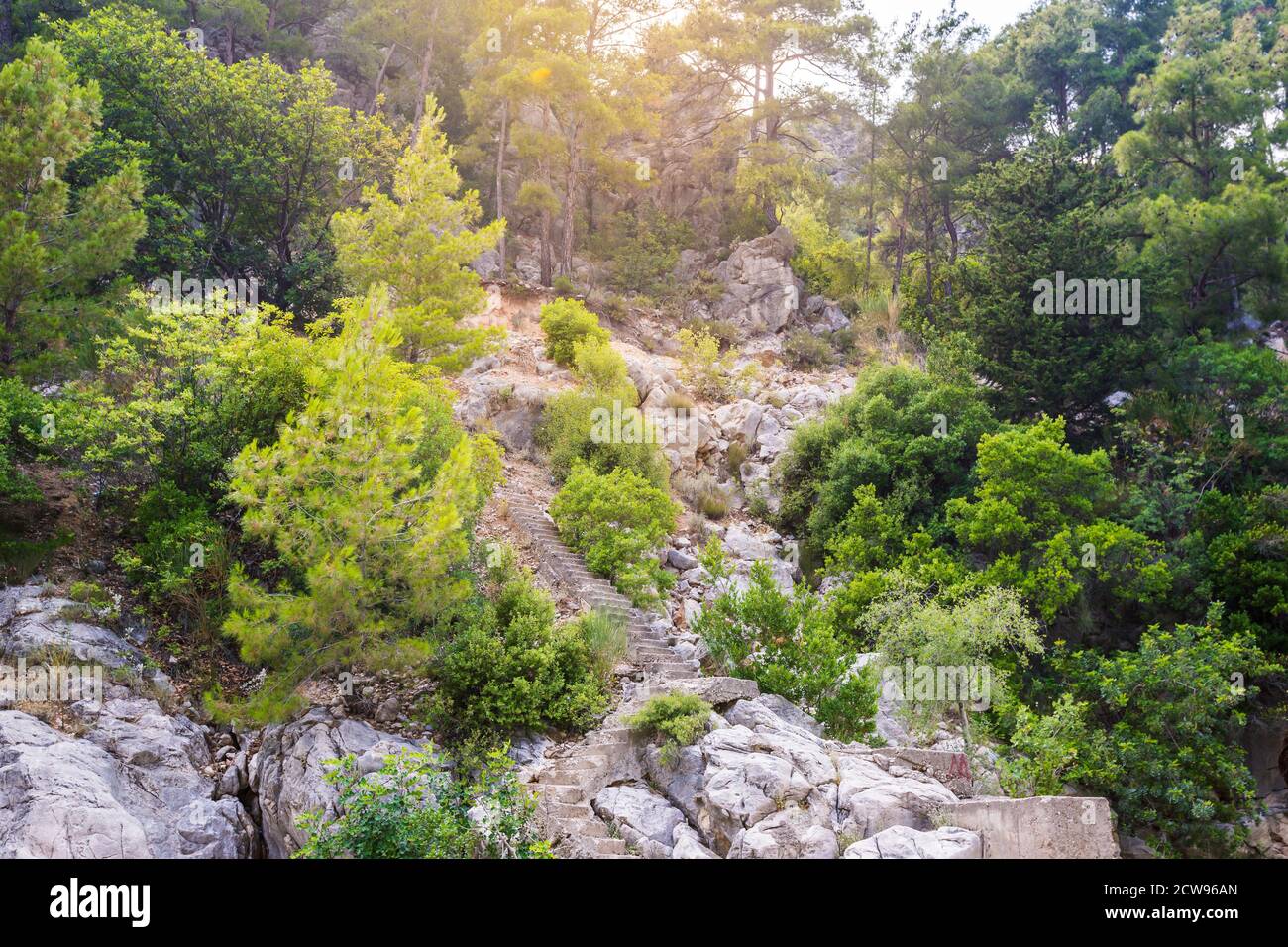 Rocas en la ladera y hermosos paisajes de montaña de Turquía Foto de stock