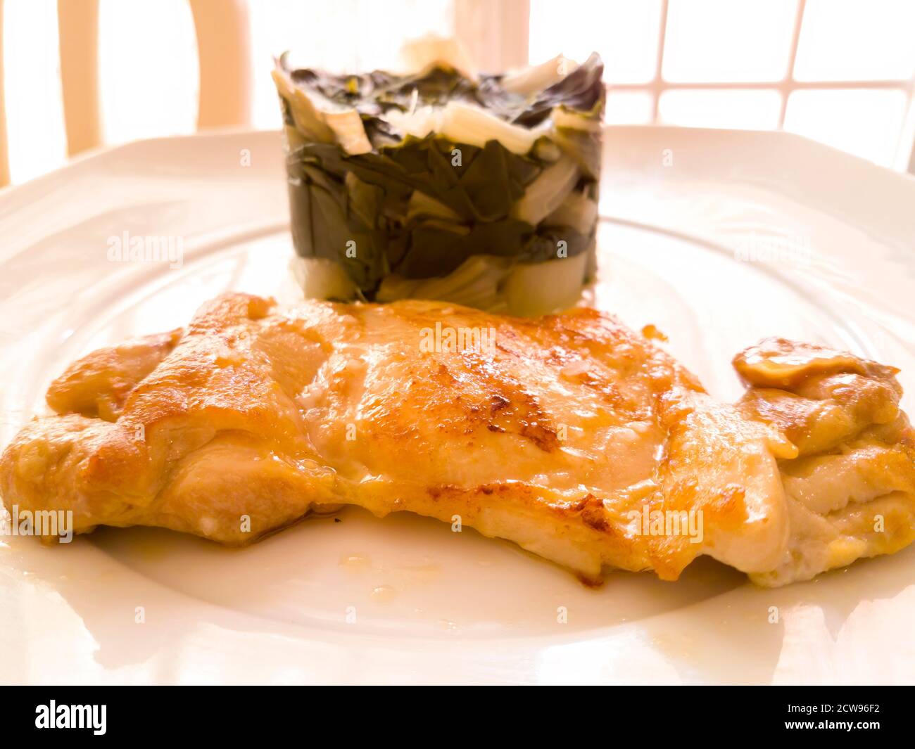 Pollo a la parrilla con garnished con acelga. Una comida ideal para seguir una dieta saludable y equilibrada Foto de stock