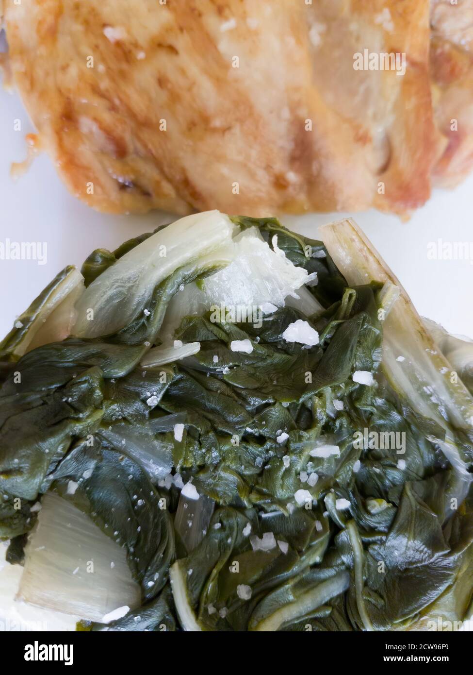 Pollo a la parrilla con garnished con acelga. Una comida ideal para seguir una dieta saludable y equilibrada Foto de stock