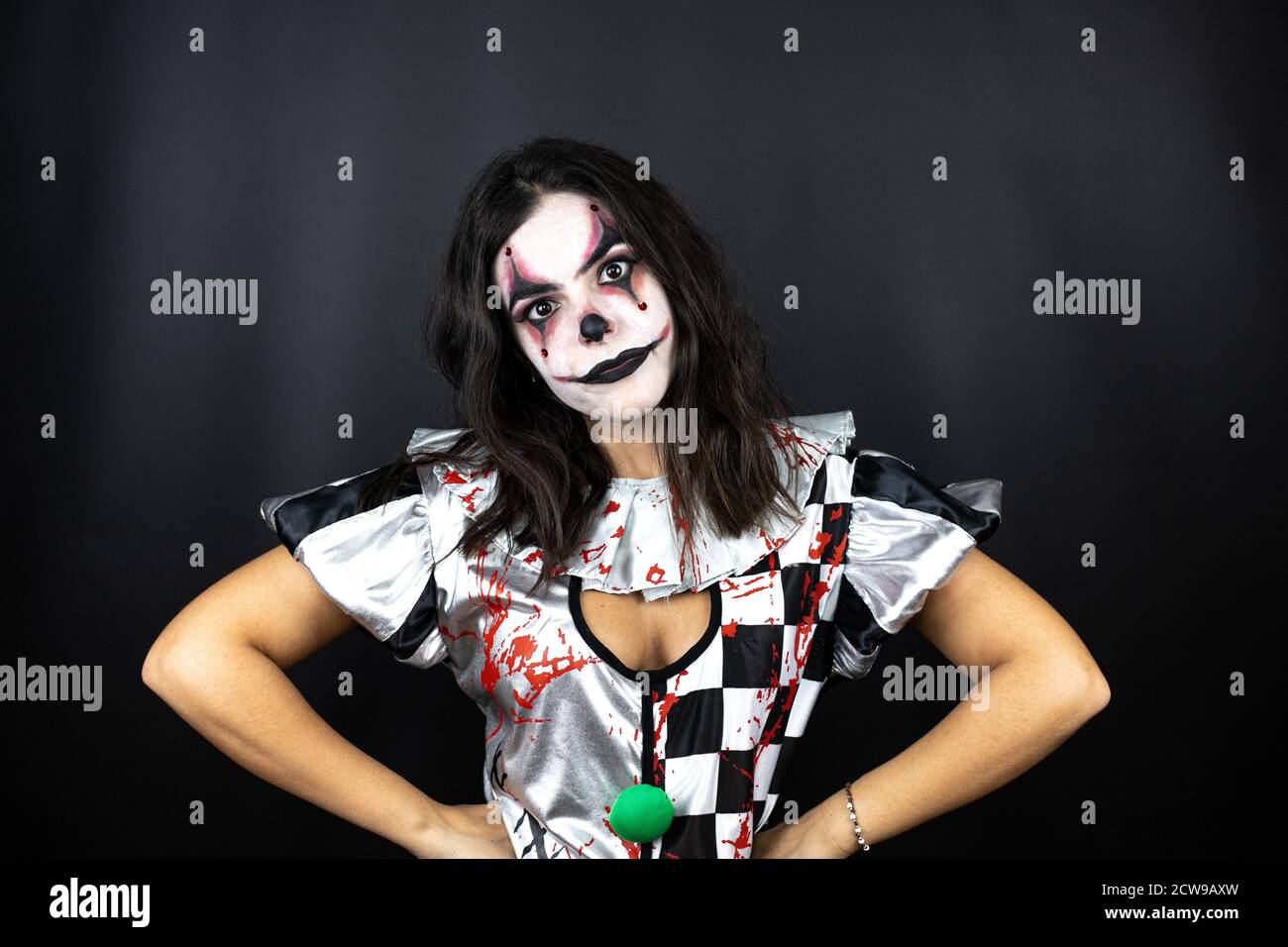 mujer en un traje de halloween payaso sobre fondo negro aislado escéptico y  nervioso, desaprobando la expresión en la cara con los brazos en la cintura  Fotografía de stock - Alamy