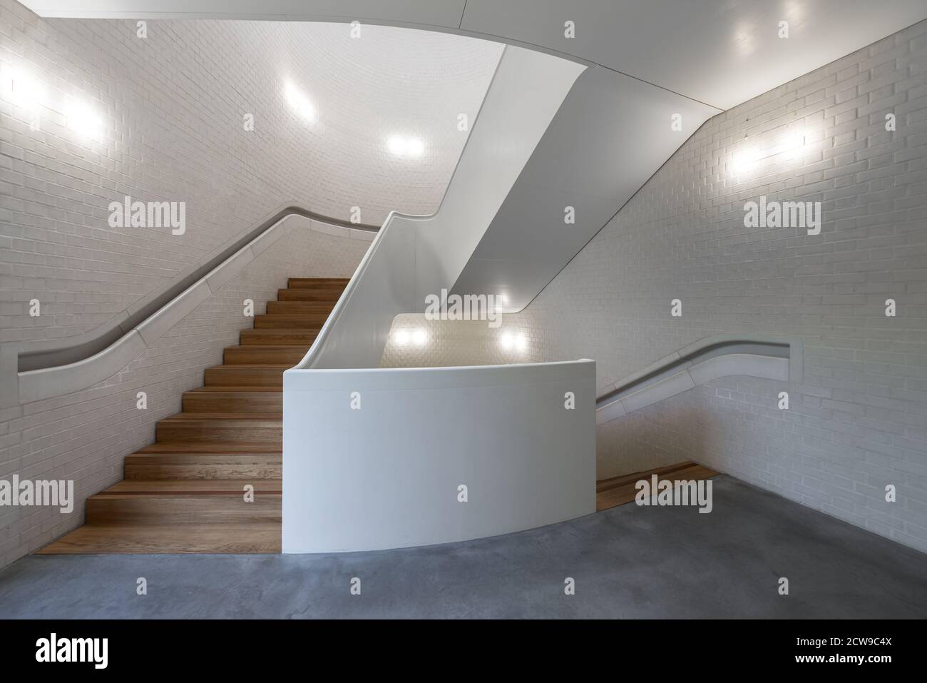 Escalera de caracol blanca en la Newport Street Gallery, Londres, Reino Unido Foto de stock