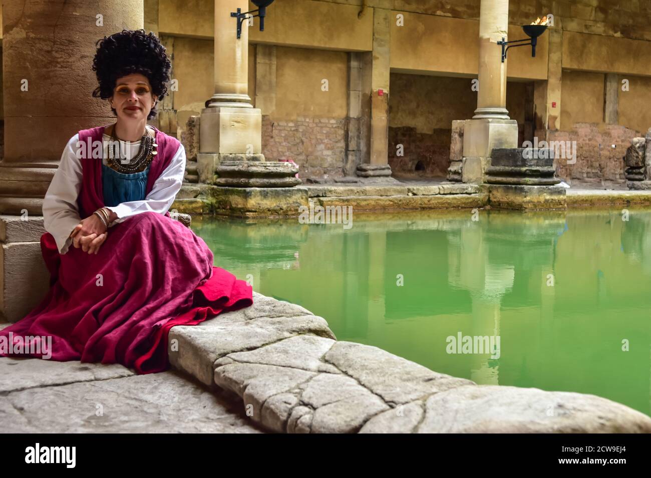 Una mujer con traje romano en los baños romanos en la ciudad de Bath,  Inglaterra Fotografía de stock - Alamy