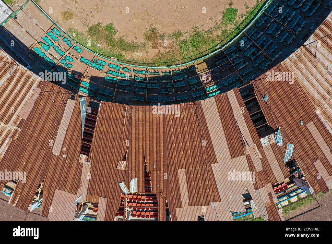 Vista aérea de los stands, asientos y campo de juego del antiguo estadio de béisbol Abelardo L. Rodríguez. Este fue el estadio del equipo de Oscioneros de Guaymas, con capacidad para cinco mil espectadores. Actualmente en abandono y deterioro, el complejo es el estadio más grande de la región de Guaymas-Empalme. Liga Mexicana del Pacífico, LMP. Diamante de béisbol, campo de béisbol, vista aérea, techo (Foto: Luis Gutiérrez por NortePhoto.com) Vista aérea de gradas, butacas y terreno de juego del viejo estadio de beisbol Abelardo L. Rodríguez, este fue el estadio del equipo Oscioneros de Guaymas, con Foto de stock