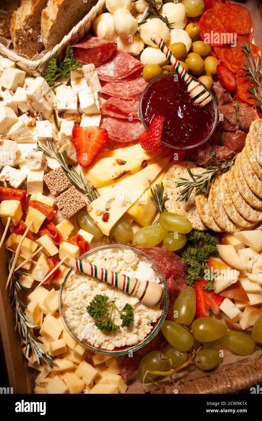 Tabla de quesos con productos lácteos como queso de cabaña, queso