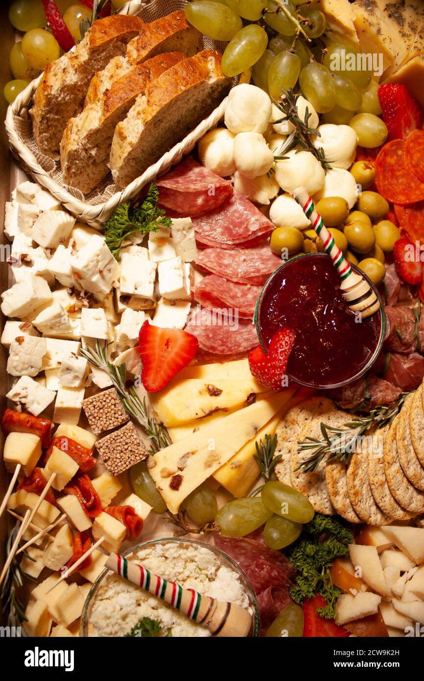 Tabla de quesos gourmet con productos lácteos como queso de cabaña