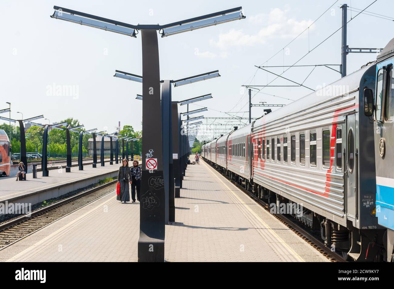 Estación de tren Báltico en verano sol en Tallin Estonia Fotografía de  stock - Alamy