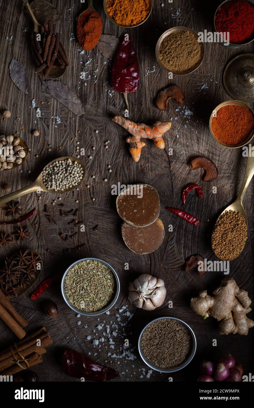 Condimento de comida india Especias adornan el fondo sobre la vista  superior de la mesa de madera. Condimentos de la cocina asiática de hierbas  orgánicas sabor en tabla de cocina, Chile Fotografía