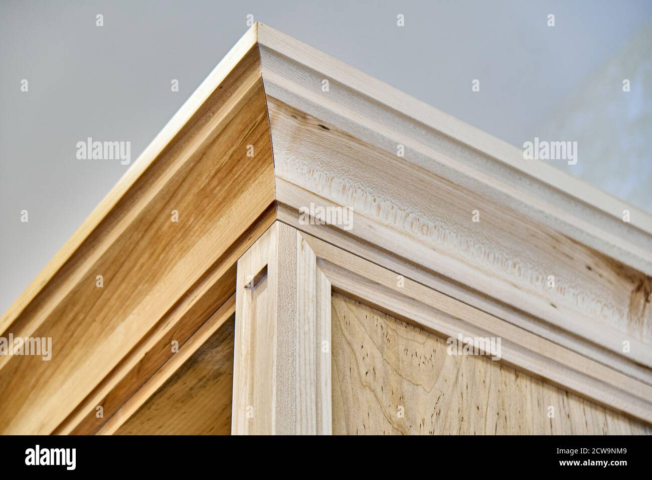 Moldura corona arce sólido. de madera. Muebles clásicos de madera Fotografía stock - Alamy