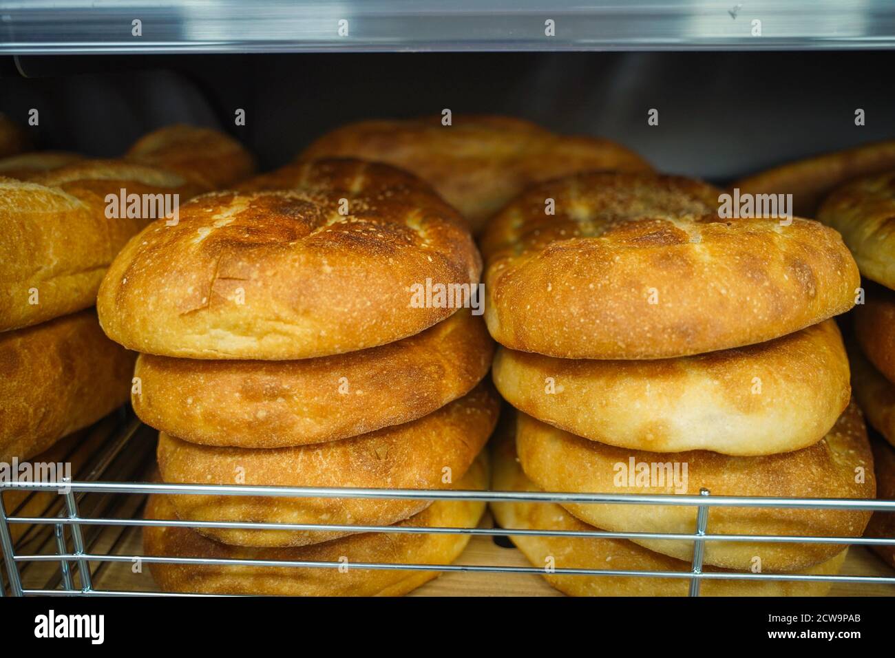 deliciosos panes en el estante de la tienda Fotografía de stock - Alamy