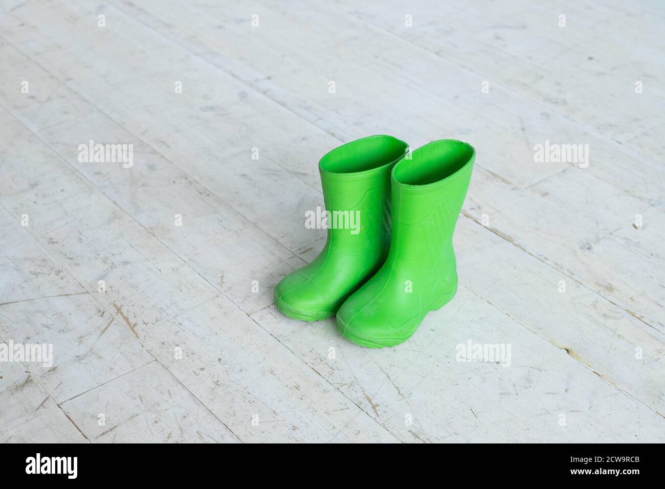 Tres Pares De Botas De Goma Para Niños De Diferentes Colores Parados En La  Calle Al Lado De La Puerta Principal De La Casa Foto de archivo - Imagen de  pares, después