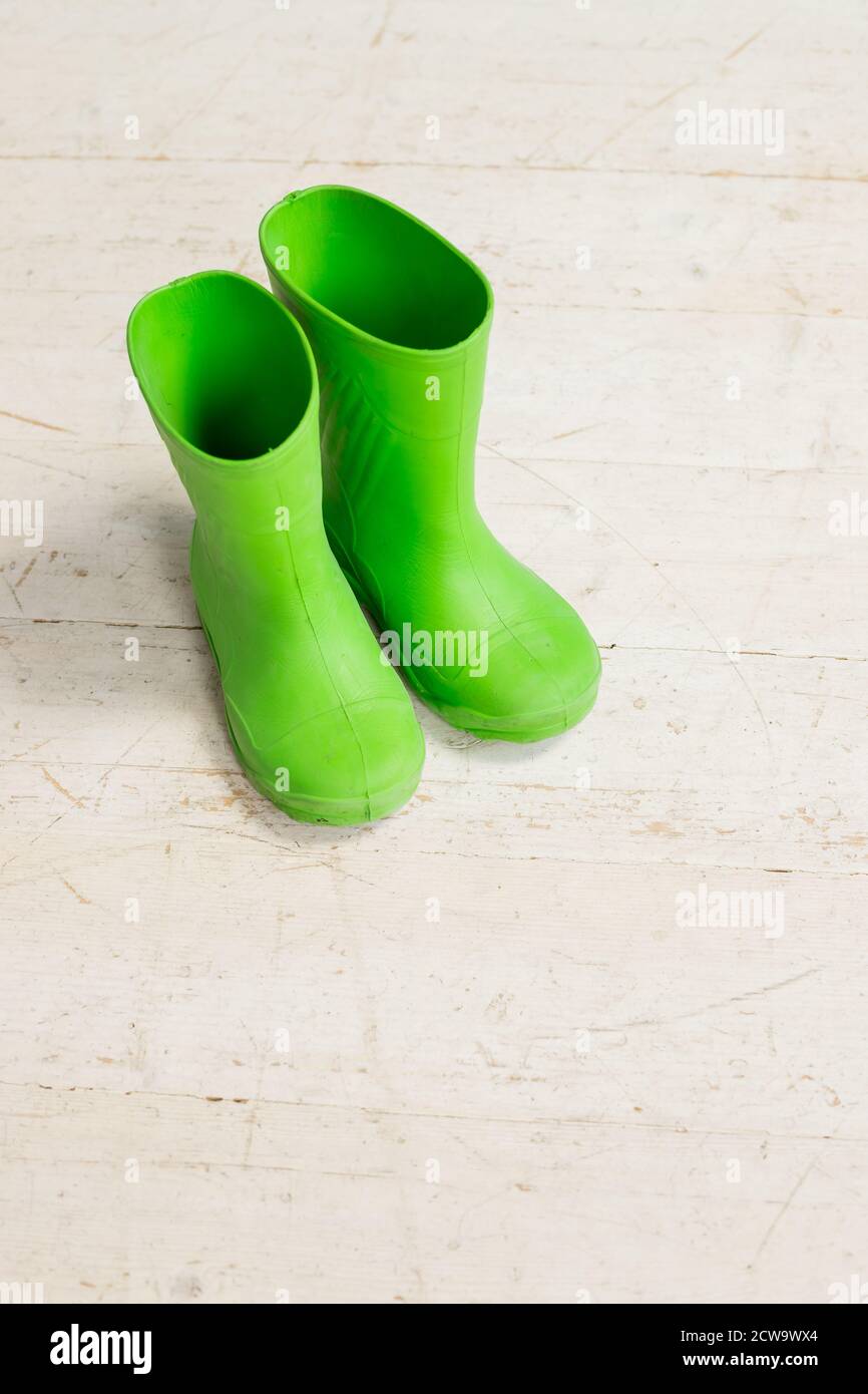 Botas para niños.par de niños botas de goma verde, botas de goma para los  días de lluvia.concepto de otoño, otoño o primavera - zapatos para niños.  Espacio de copia Fotografía de stock -
