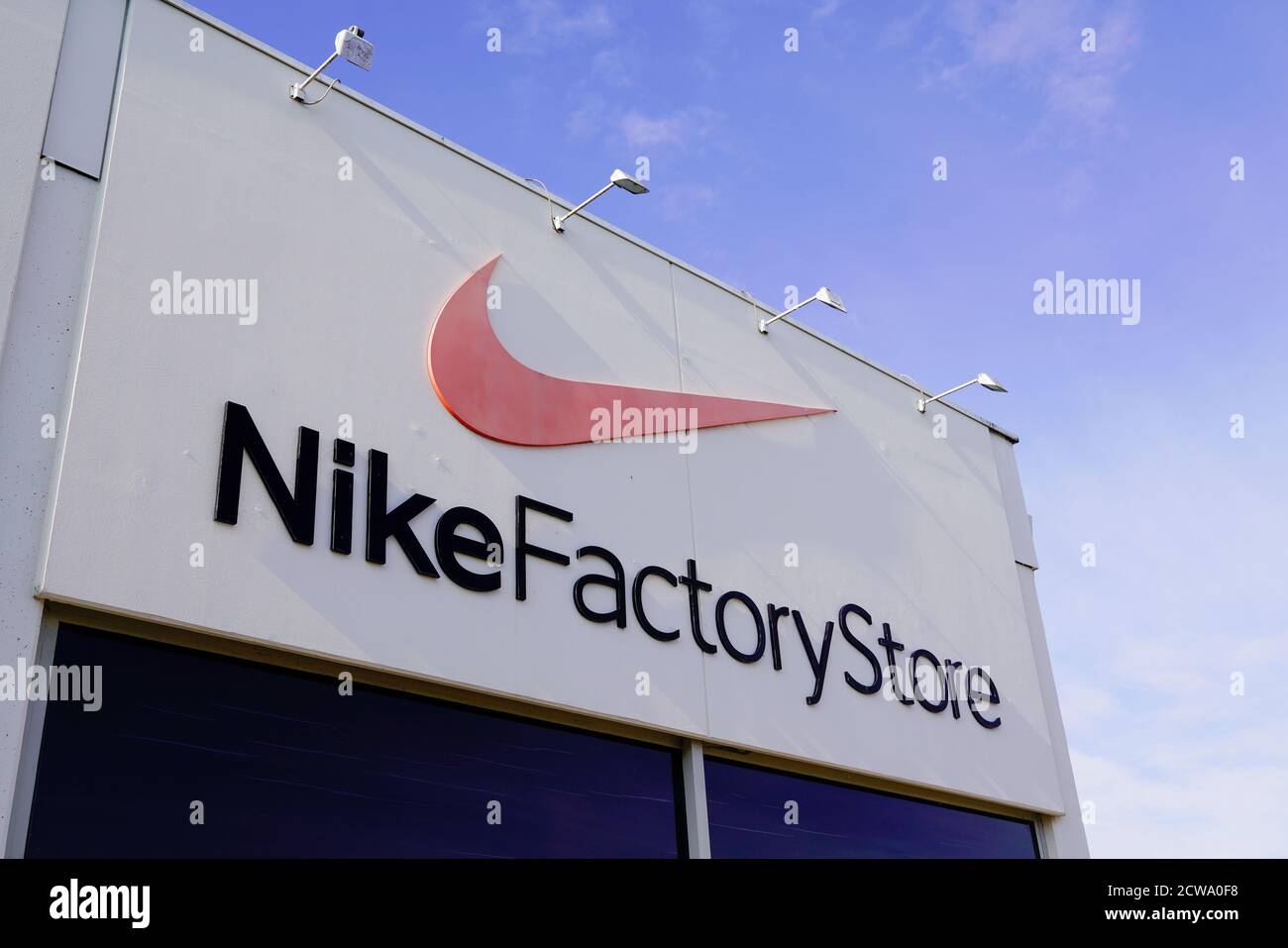 Burdeos , Aquitania / Francia - 09 25 2020 : Nike Factory Store signo de  texto y logotipo de descuento ropa deportiva moda y calzado Fotografía de  stock - Alamy