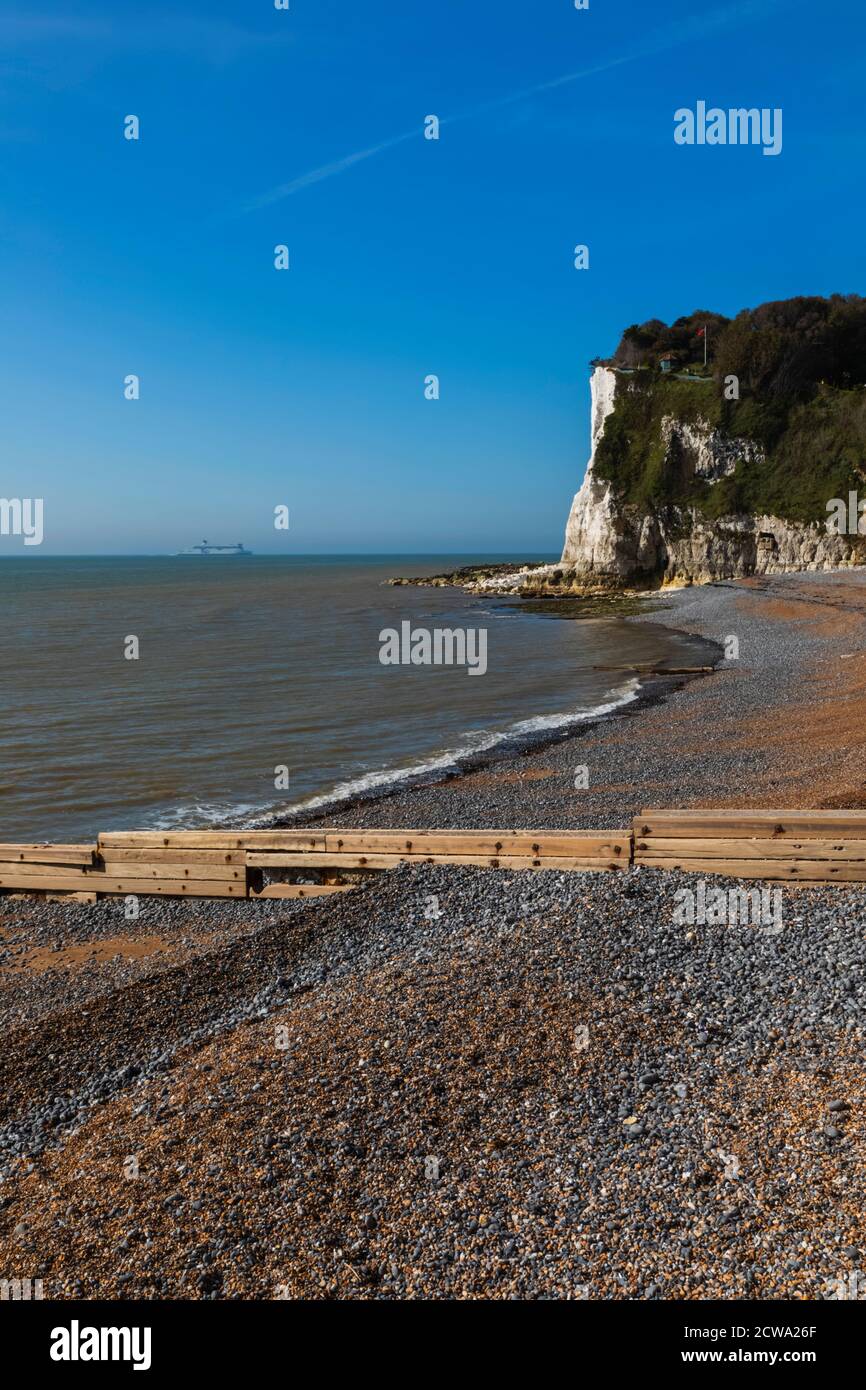Inglaterra, Kent, Dover, Bahía de St.Margaret, la playa y los acantilados blancos de Dover Foto de stock