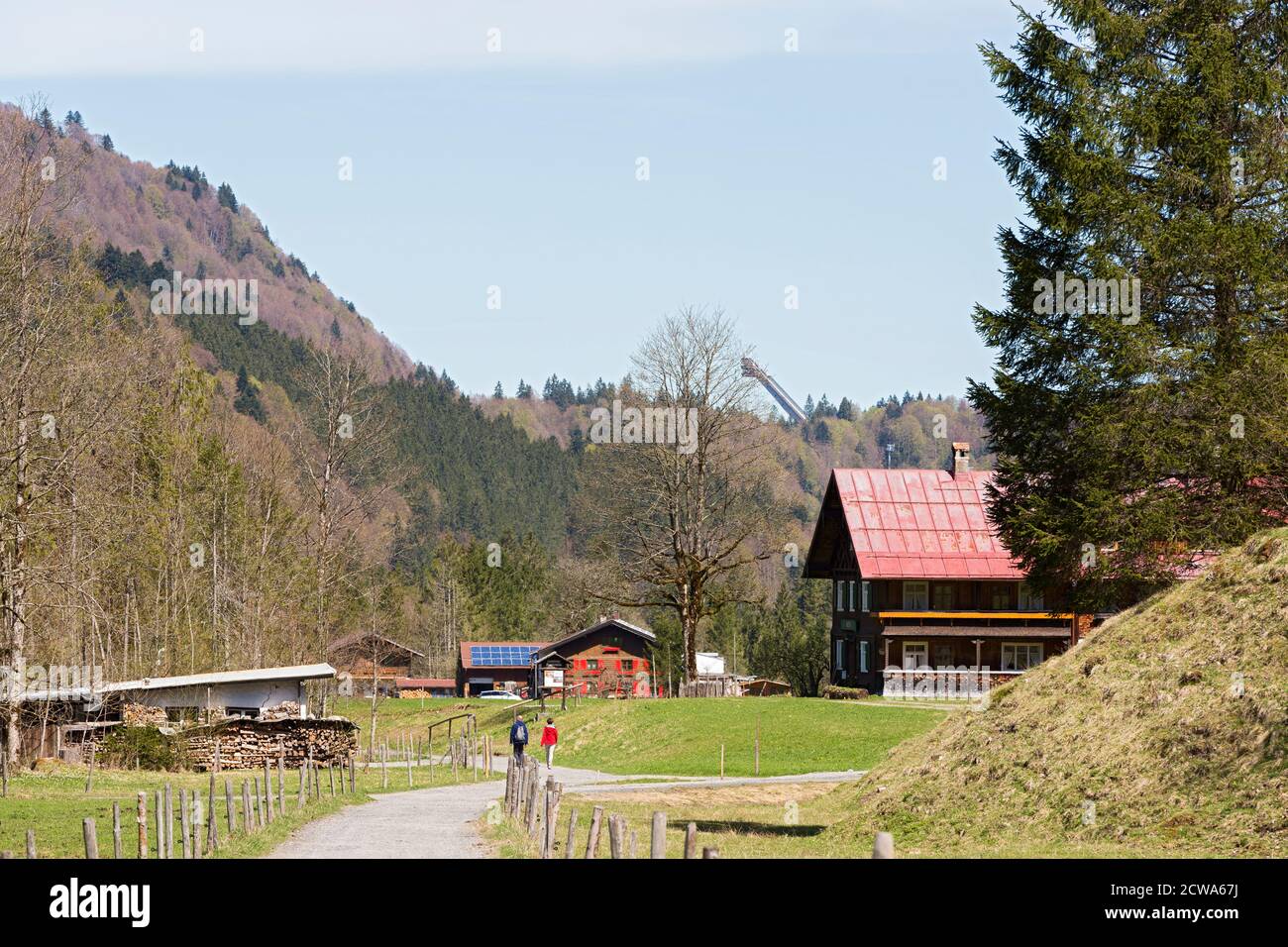 Oberstdorf, Stillachtal, Weg, Spaziergänger, Bergbauernhof, Wiesen, Bergwald, Skiflugschanze, Gebirge, Bayern, Alemania Foto de stock