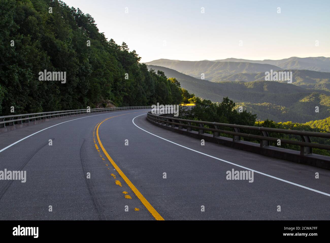 Conduciendo el Foothills Parkway. Sinuoso camino de montaña a lo largo de Great Smoky Mountains Foothills Parkway en Wears Valley, Tennessee, Estados Unidos. Foto de stock