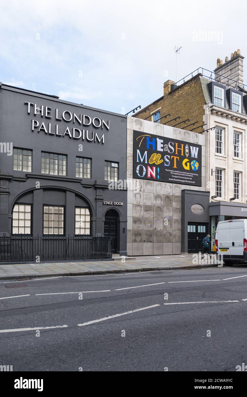 La puerta del teatro London Palladium y el muro de la fama en Great Marlborough Street, Soho, Londres, Inglaterra, Reino Unido Foto de stock