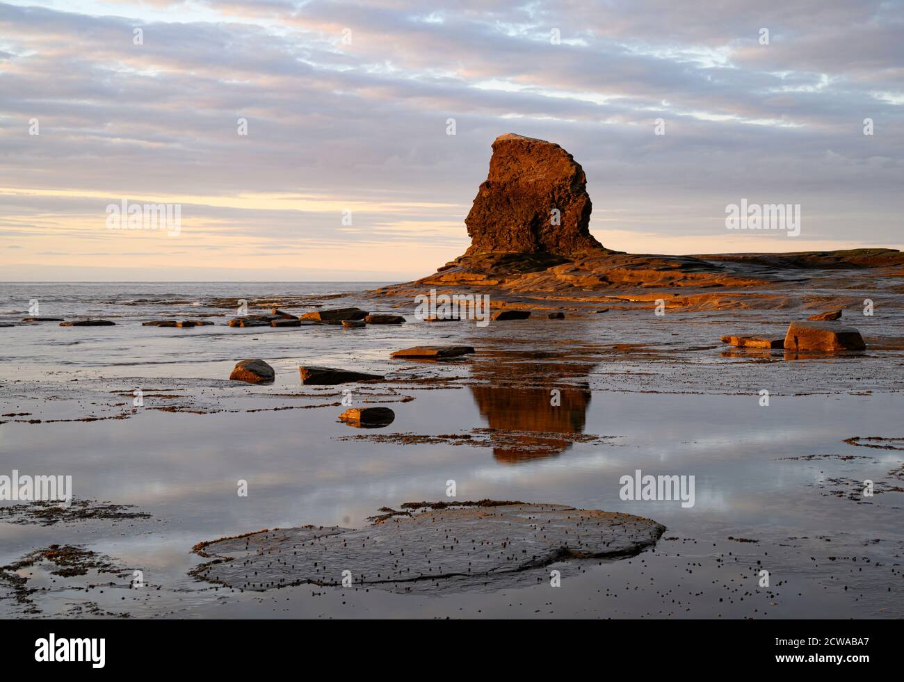 Puesta de sol en Saltwick Bay Foto de stock