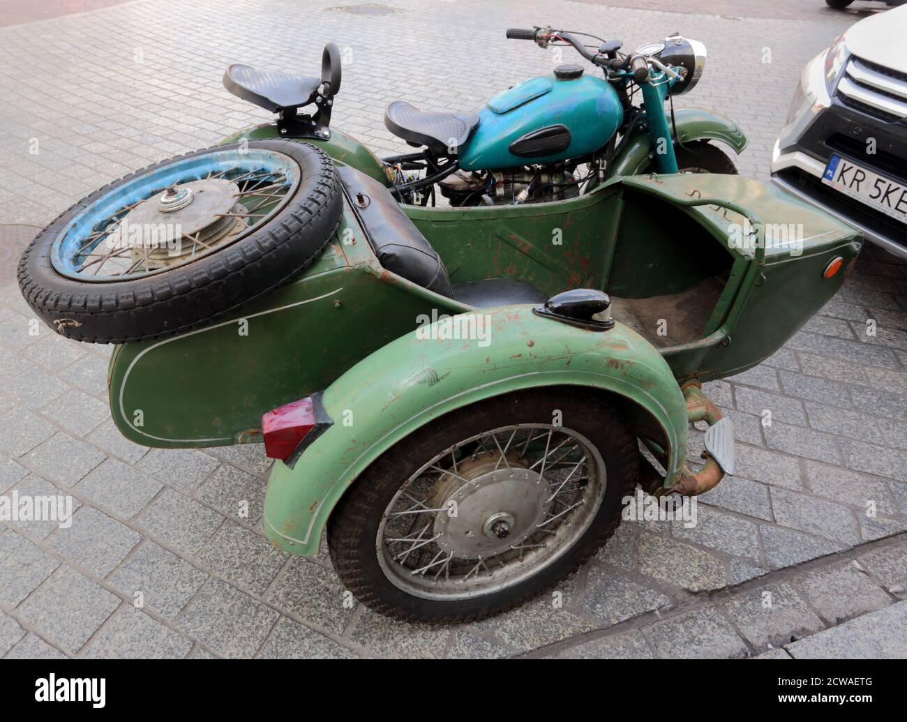 Cracovia. Cracovia. Polonia. Antigua moto soviética K-750 (copia de BMW  alemán). Sidecar fijado con la rueda de repuesto en la parte superior  Fotografía de stock - Alamy