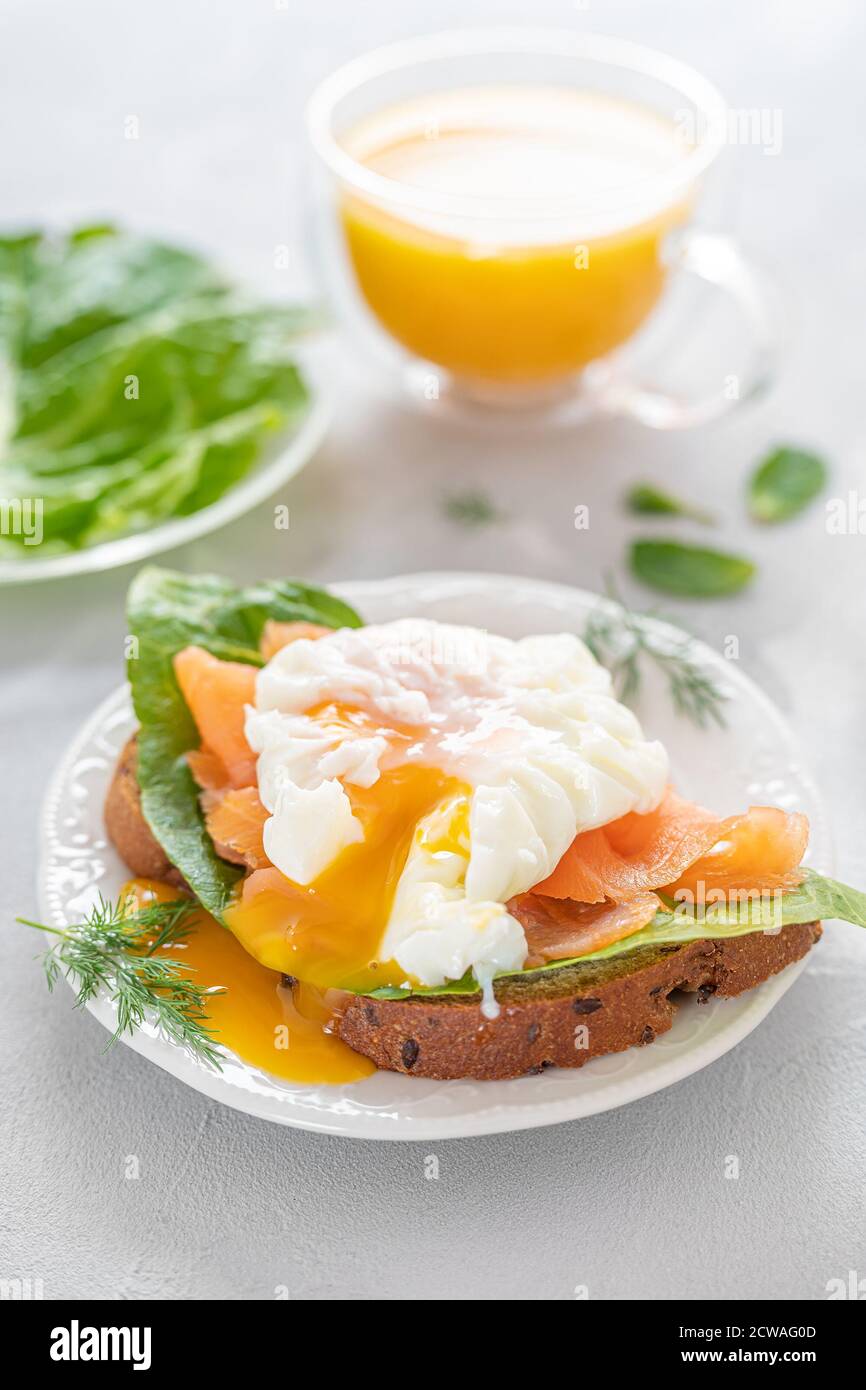 Salmón Ahumado con Huevo Poché