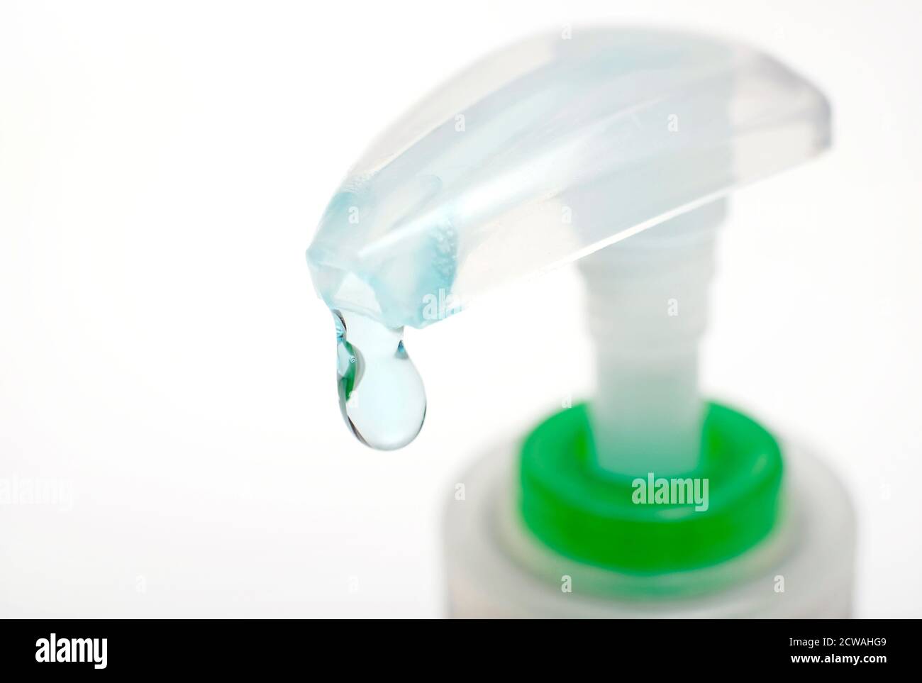 última gota de gel de manos antibacteriano en dispensador de envases de plástico Foto de stock