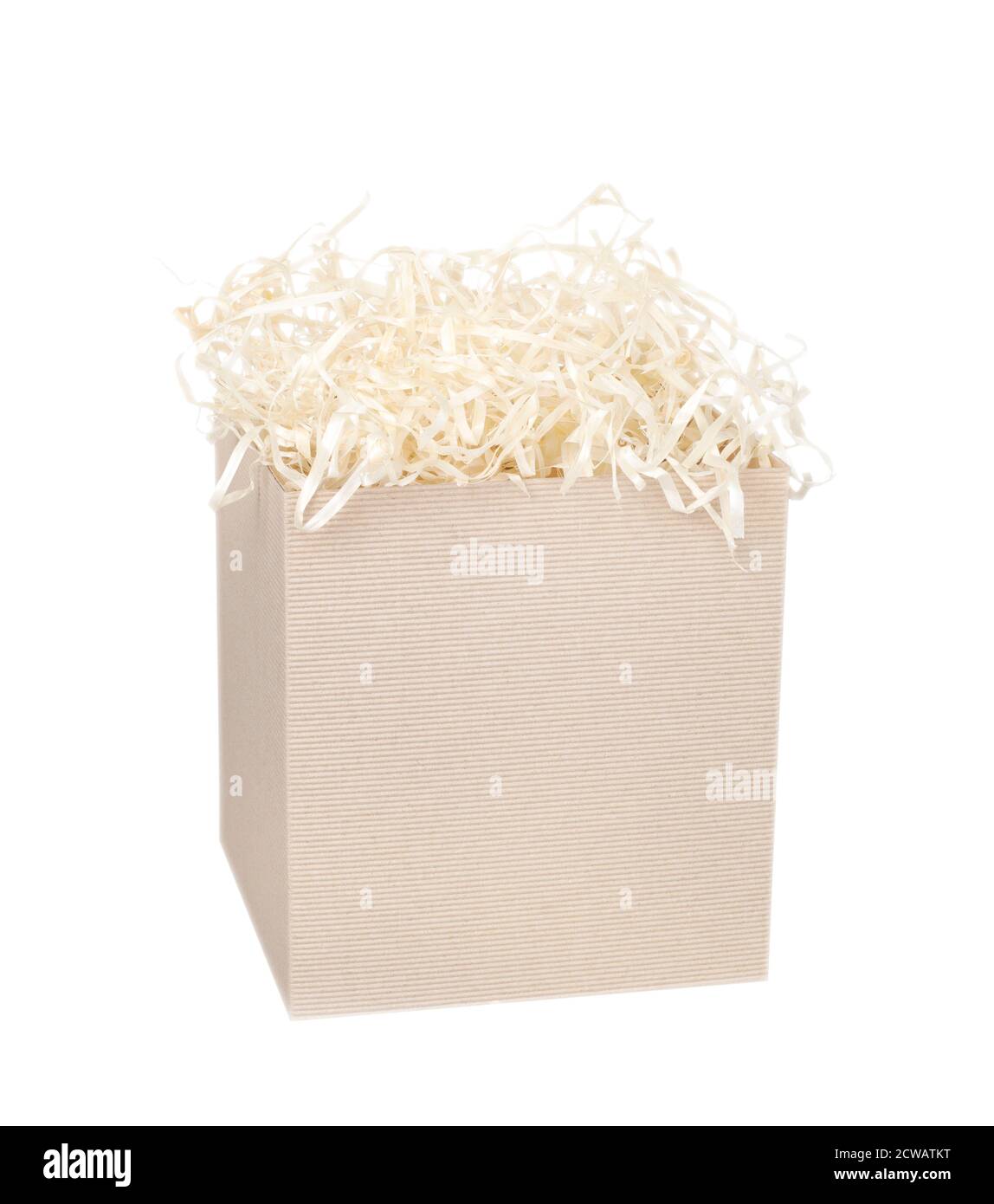 Caja de cartón lleno de regalos para eco decorativa con papel blanco/paja  desmenuzada. Aislado en blanco Fotografía de stock - Alamy